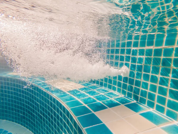 Bajo la piscina de agua drenaje de trabajo de cerca —  Fotos de Stock