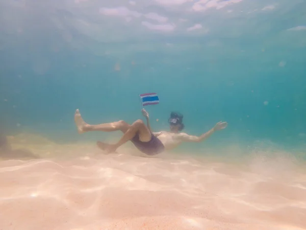 Uomo felice in maschera di snorkeling tuffarsi sott'acqua con pesci tropicali con bandiera thailandese in piscina corallina mare. Stile di vita di viaggio, sport acquatici avventura all'aria aperta, lezioni di nuoto durante le vacanze estive al mare — Foto Stock