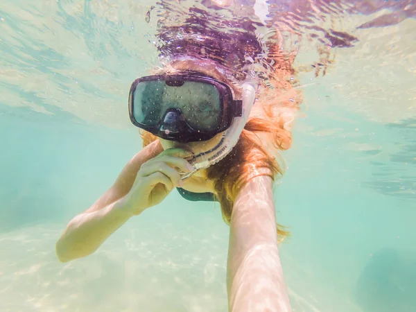 Lycklig kvinna i snorkling mask under vattnet med tropiska fiskar i Coral Reef Sea pool. Travel Lifestyle, vattensport utomhus äventyr, simlektioner på Summer Beach Holiday — Stockfoto