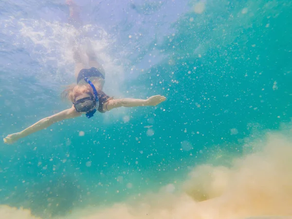 Šťastná žena se šnorchlováním masek ponořuje pod vodou tropické ryby v mořském bazénu korálového útesu. Cestovní životní styl, vodní sport venkovní dobrodružství, lekce plavání na letních plážových prázdninách — Stock fotografie