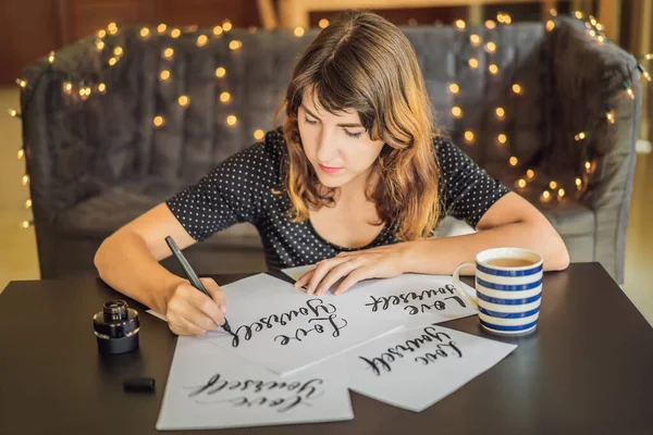 爱你自己。书法家《年轻女子》在白纸上写词。刻上装饰性装饰字母。书法,平面设计,文字,手写,创作理念 — 图库照片