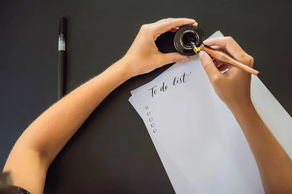 Te doen lijst. Kalligrafie jonge vrouw schrijft zin op wit papier. Het schrijven van sier versierde letters. Kalligrafie, grafisch ontwerp, belettering, handschrift, creatie concept — Stockfoto