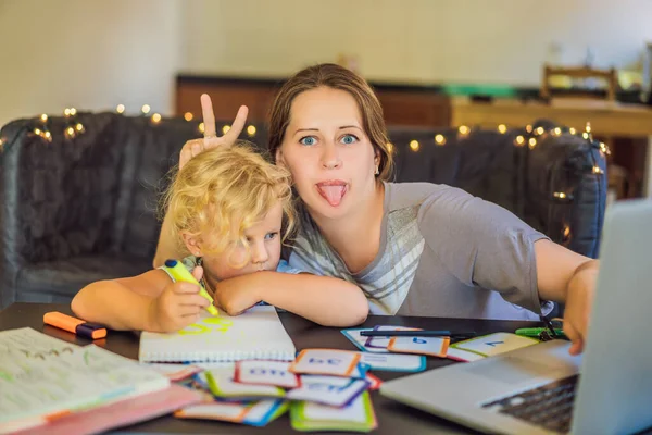 Un profesor, un tutor para la educación en casa y un profesor en la mesa. O mamá y su hija. Educación en el hogar — Foto de Stock