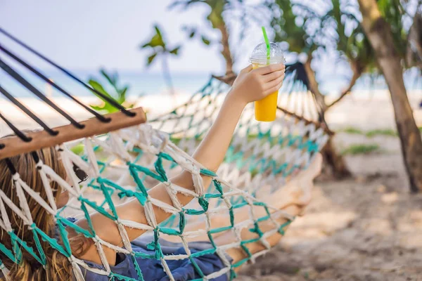 젊은 여자 에 the 바닷가 에 a 해먹 와 a 음료 — 스톡 사진