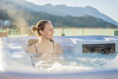 Genç kaygısız mutlu kadının portresi jakuzide rahatlayarak yeşil büyük dağların arka planında mutlu bir tatil hayatı yaşıyor.