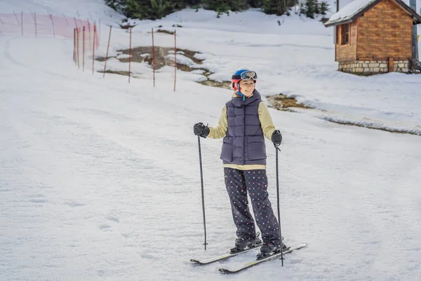 Femme apprenant à skier. Jeune femme skiant sur une route enneigée dans les montagnes — Photo