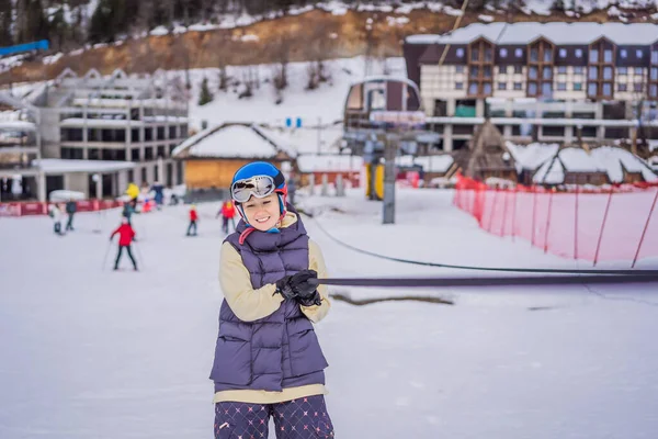Γυναίκα σκιέρ ανεβαίνει ένα βουνό σε ένα ανελκυστήρα σκι για αρχάριους — Φωτογραφία Αρχείου