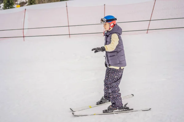 Kobieta uczy się jeździć na nartach. Młoda kobieta na nartach po śnieżnej drodze w górach — Zdjęcie stockowe