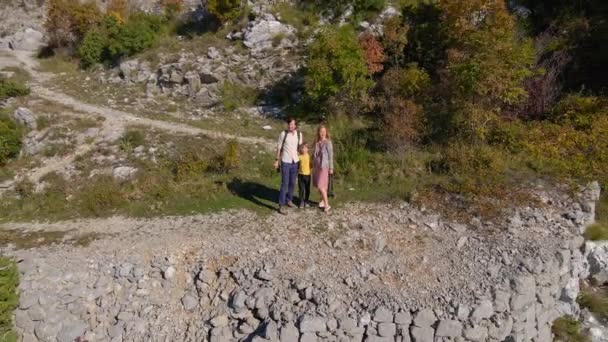 Повітряний постріл. Сім'я туристів - батько і син відвідують фортецю Космач в Чорногорії. Стара фортеця, побудована австрійцями, як оборонна споруда і вигідна точка. — стокове відео