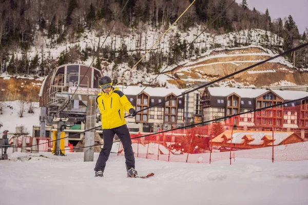 Moniteur de ski sur piste d'entraînement montrant aux élèves comment skier — Photo