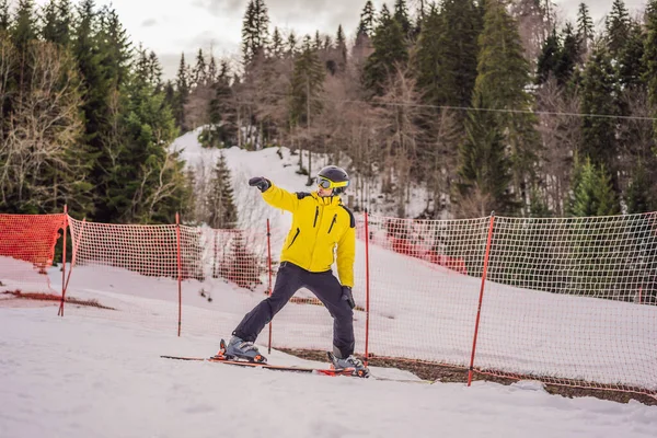 Instrutor de esqui na pista de treinamento mostrando aos alunos como esquiar — Fotografia de Stock