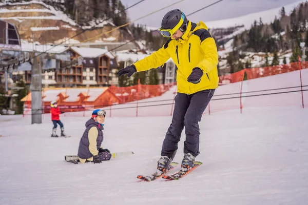 Kobieta uczy się jeździć na nartach z instruktorem. Zimowy sport. Lekcja jazdy na nartach w szkole alpejskiej — Zdjęcie stockowe