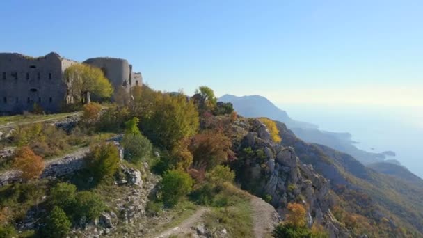 Aerial shot of the Fortress Kosmach in Montenegro. Una antigua fortaleza construida por los austriacos como una estructura defensiva y un mirador — Vídeos de Stock