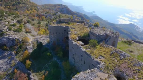 Tiro aéreo da Fortaleza Kosmach em Montenegro. Uma antiga fortaleza construída pelos austríacos como uma estrutura defensiva e um ponto de vista — Vídeo de Stock
