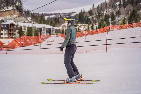 Moniteur de ski sur piste d'entraînement montrant aux élèves comment skier — Photo