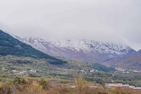 Montañas cubiertas de nieve y vegetación por todas partes — Foto de Stock