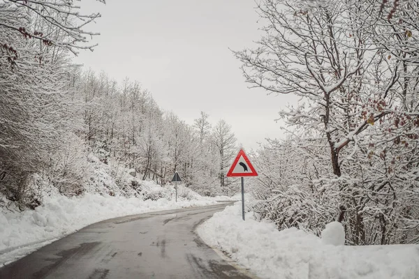 Χειμερινός δρόμος στο χιόνι. Χειμερινό οδικό ταξίδι — Φωτογραφία Αρχείου