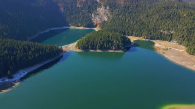 Crno Jezero 'nun veya Karadağ' ın ücra bir köşesindeki Durmitor Ulusal Parkı 'ndaki Kara Göl' ün hava görüntüleri. Karadağ 'a Seyahat