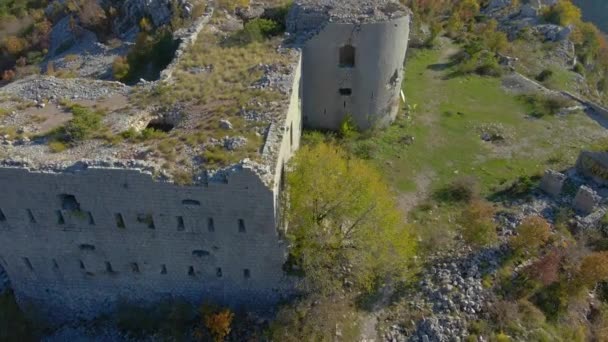 Karadağ 'daki Kosmach Kalesi' nin hava görüntüsü. Avusturyalılar tarafından savunma amaçlı ve avantajlı bir nokta olarak inşa edilmiş eski bir kale. — Stok video