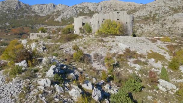 Letecký snímek pevnosti Kosmach v Černé Hoře. Stará pevnost postavená Rakušany jako obranná stavba a vyhlídkové místo — Stock video