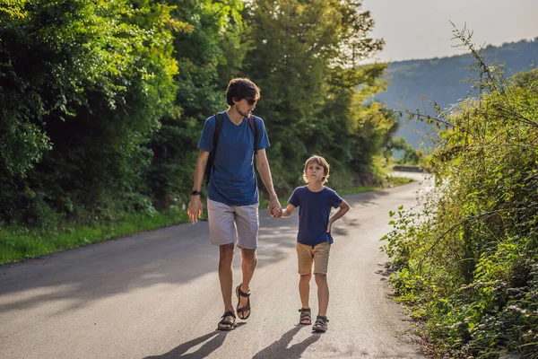 Papà e suo figlio camminano in un parco nazionale — Foto Stock