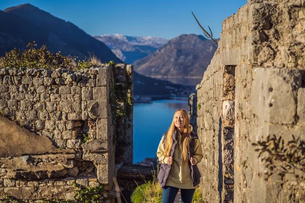 Ung turist kvinna med utsikt över Kotor Bay, Montenegro. Kotor Old Town Stege Kotor fästning vandringsled. Flygdrönare vy — Stockfoto