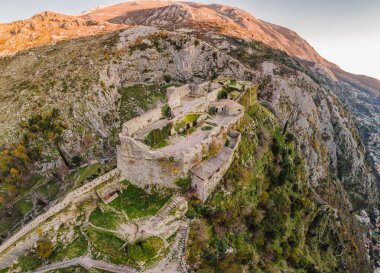 Kotor Eski Şehir Merdiveni Kotor Kalesi Yürüyüş Yolu. Hava aracı görünümü