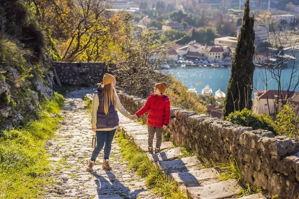 Viajantes de mãe e filho em Montenegro em Kotor Old Town Ladder of Kotor Fortress Trilha de caminhada. Vista aérea de drones — Fotografia de Stock