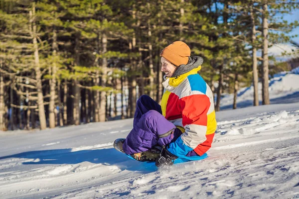 陽気男はフルスピードで雪の斜面をそります — ストック写真