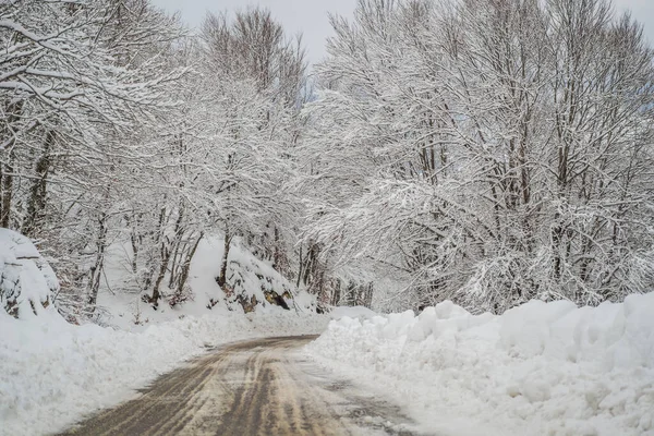 Χειμερινός δρόμος στο χιόνι. Χειμερινό οδικό ταξίδι — Φωτογραφία Αρχείου