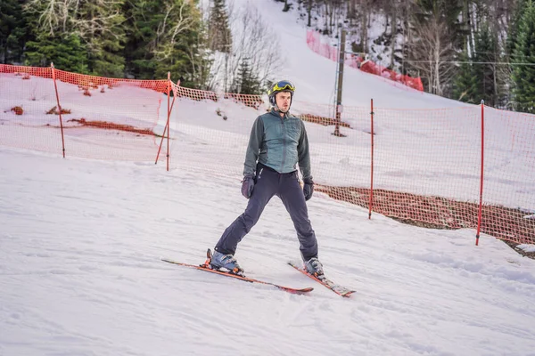 Moniteur de ski sur piste d'entraînement montrant aux élèves comment skier — Photo