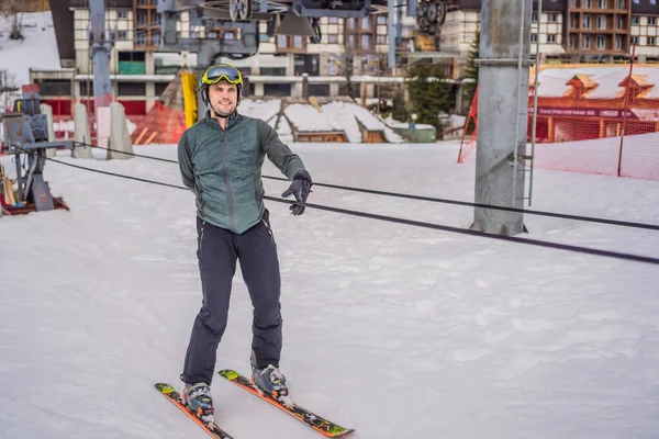 Instructor de esquí en pista de entrenamiento que muestra a los estudiantes cómo esquiar —  Fotos de Stock
