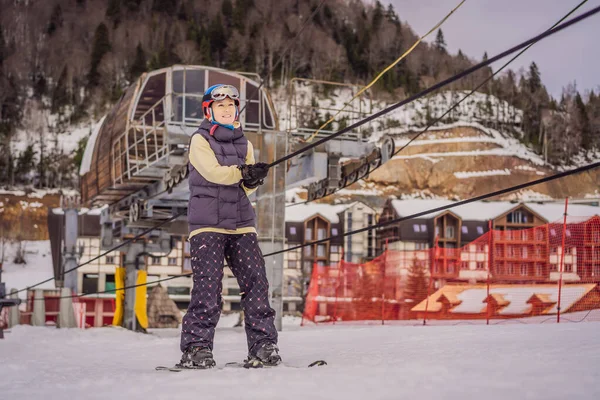 Femme skieuse escalade une montagne sur un téléski pour débutants — Photo