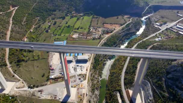 Fotografia aérea da ponte Moracica totalmente acabada em Montenegro — Vídeo de Stock