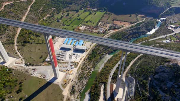 Toma aérea del puente de Moracica completamente terminado en Montenegro — Vídeo de stock