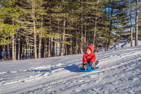 雪と寒さを楽しむ幸せと肯定的な男の子屋外、冬の楽しい活動の概念 — ストック写真