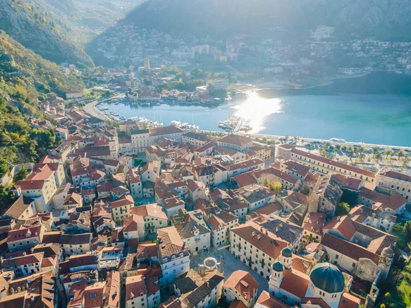 Ciudad Vieja. Kotor. Montenegro. Calles estrechas y casas antiguas de Kotor al atardecer. Vista de Kotor desde el muro de la ciudad. Vista desde arriba —  Fotos de Stock