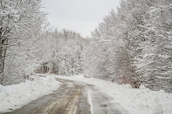 Χειμερινός δρόμος στο χιόνι. Χειμερινό οδικό ταξίδι — Φωτογραφία Αρχείου