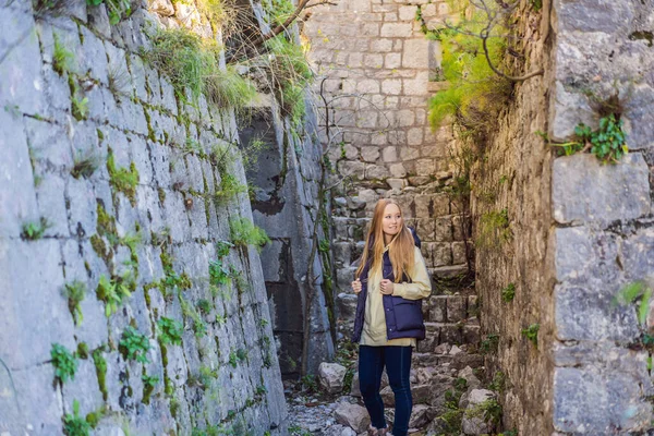 Молодая туристка наслаждается видом на Которский залив, Черногория. Которская лестница Старого города Которской крепости Пешеходная тропа. Воздушный беспилотник — стоковое фото