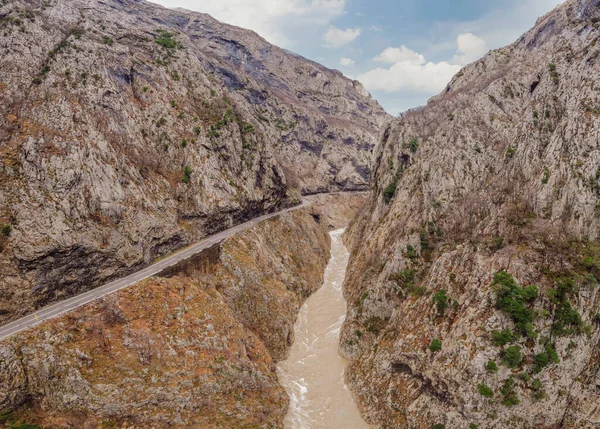 Belo desfiladeiro do rio Moraca no inverno, Montenegro ou Crna Gora, Balcãs, Europa — Fotografia de Stock