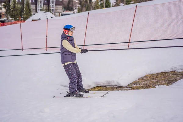 Kadın kayakçı yeni başlayanlar için kayak asansörüyle dağa tırmanır. — Stok fotoğraf