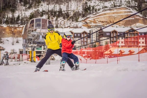 Instrutor ensina menino esquiador para usar no elevador de esqui — Fotografia de Stock