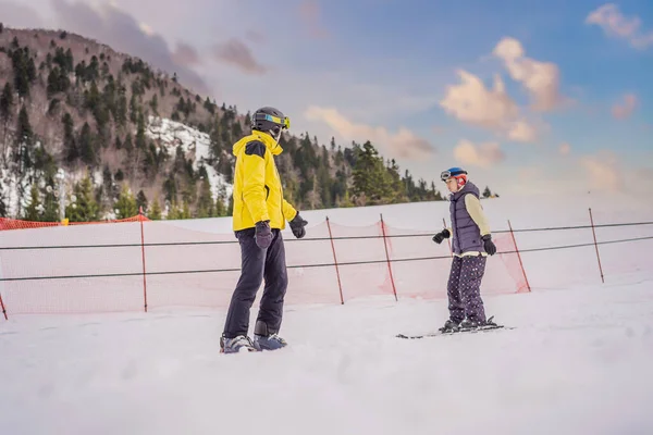 Kadın, hocasıyla kayak yapmayı öğreniyor. Kış sporu. Alp okulunda kayak dersi — Stok fotoğraf