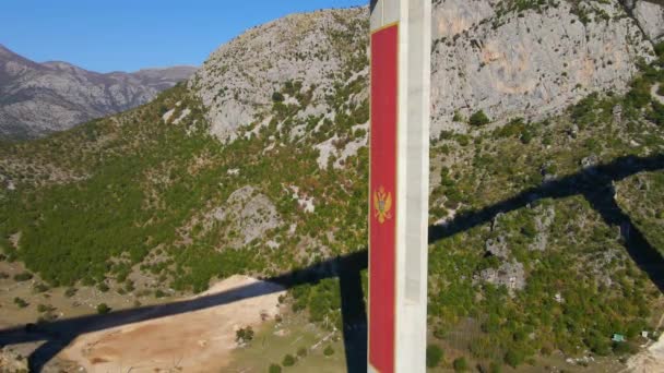 Letecký snímek dokončeného mostu Moracica v Černé Hoře — Stock video