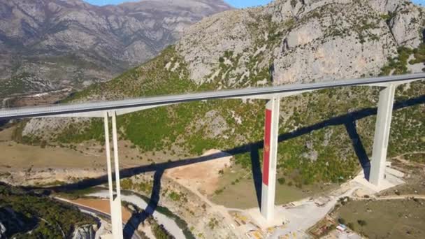 Luftaufnahme der fertig gestellten Moracica-Brücke in Montenegro — Stockvideo