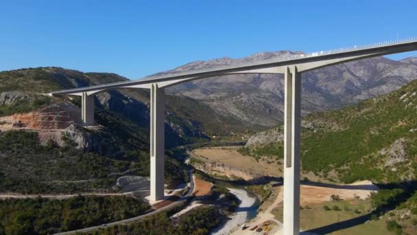 Karadağ 'daki tam olarak tamamlanmış Moracica köprüsünün hava görüntüleri — Stok video