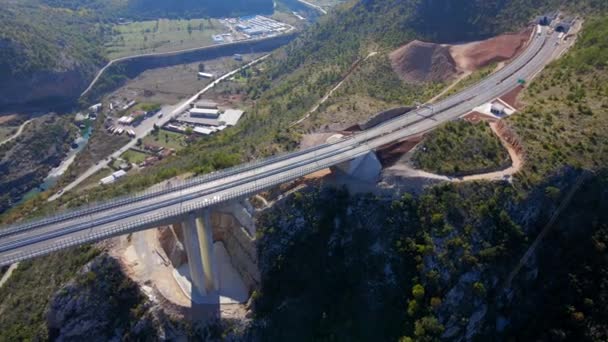 Fotografia aérea da ponte Moracica totalmente acabada em Montenegro — Vídeo de Stock