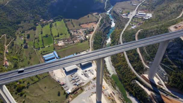 Toma aérea del puente de Moracica completamente terminado en Montenegro — Vídeo de stock