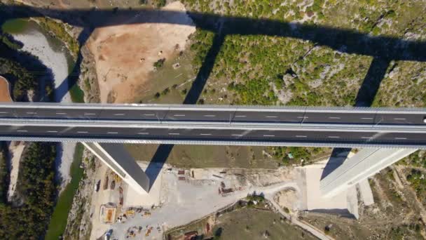 Zdjęcie lotnicze w pełni ukończonego mostu Moracica w Czarnogórze — Wideo stockowe