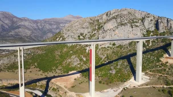 Zdjęcie lotnicze w pełni ukończonego mostu Moracica w Czarnogórze — Wideo stockowe